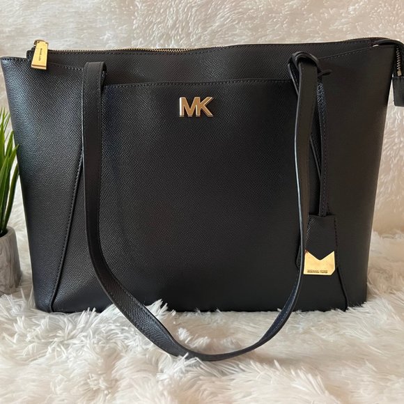 Michael Kors Handbags - 🎉HPx2🎉 Michael Kors Navy Leather Tote Handbag - GORGEOUS!